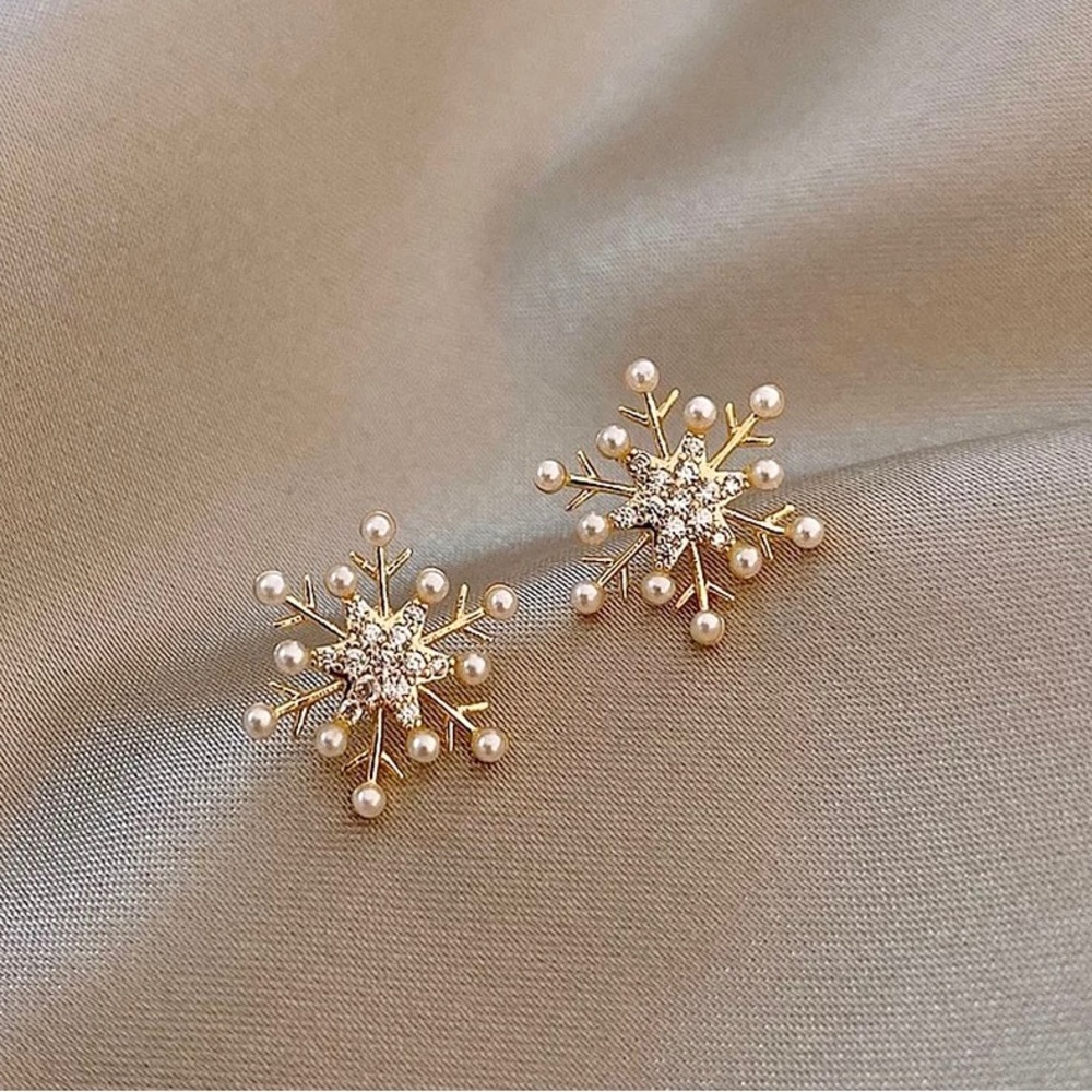Pearl Snowflake Diamond Stud Gold Dainty Luxury Winter Christmas Mini Earrings - Picture 1 of 4